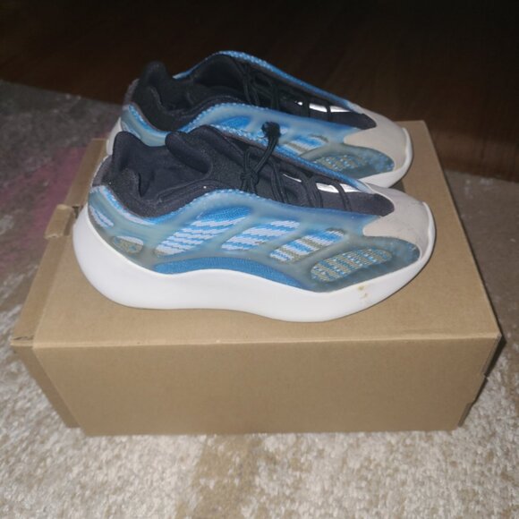 Yeezy 700 V3Size 11 kids sneakers